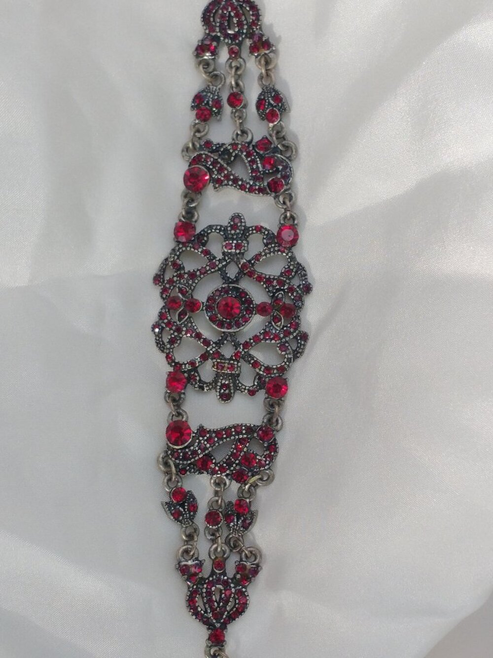 Victorian-Style Vintage Bracelet – Filigree & Ruby-Red Crystals